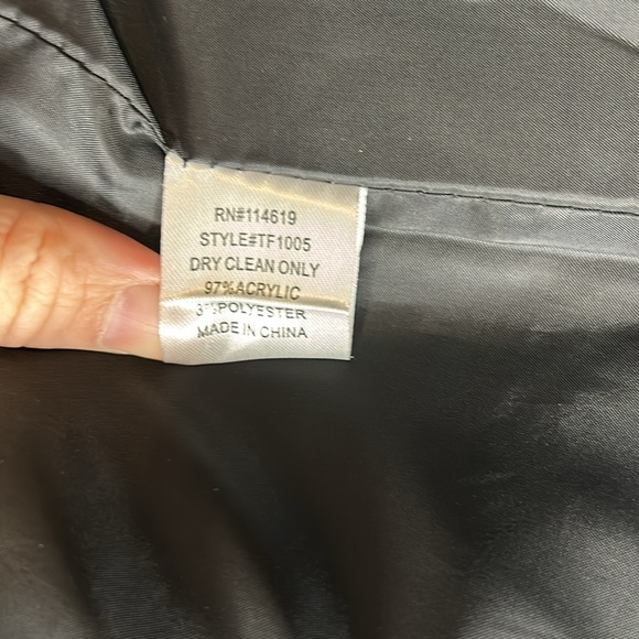 Faux Fur black and white vest. Size small - Picture 6 of 6